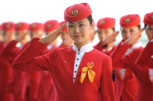 高鐵動(dòng)車招聘乘務(wù)員工資待遇怎么樣？有什么要求？和空姐哪個(gè)好？
