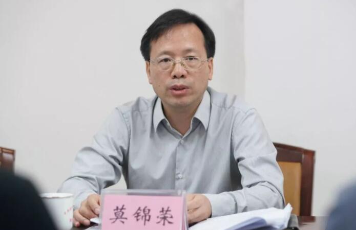 莫錦榮簡歷：廣西中醫(yī)藥大學(xué)黨委書記莫錦榮，曾任欽州市委副書記、市委常委、組織部部長，廣西高院政治部主任