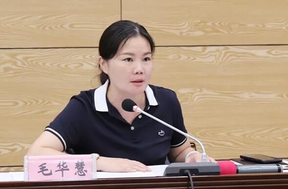 毛華慧簡歷：河池市環(huán)江縣委副書記、縣長毛華慧，曾任河池市投資促進局局長、團委書記